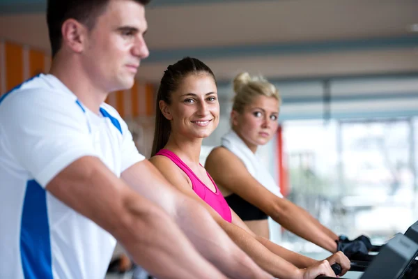 Amis faisant de l'exercice sur un tapis roulant au gymnase — Photo