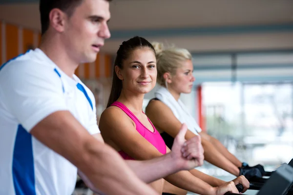 Freunde beim Training auf dem Laufband im Fitnessstudio — Stockfoto