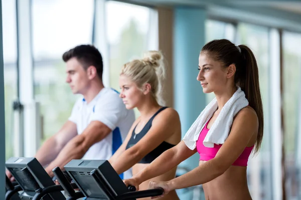 Freunde beim Training auf dem Laufband im Fitnessstudio — Stockfoto