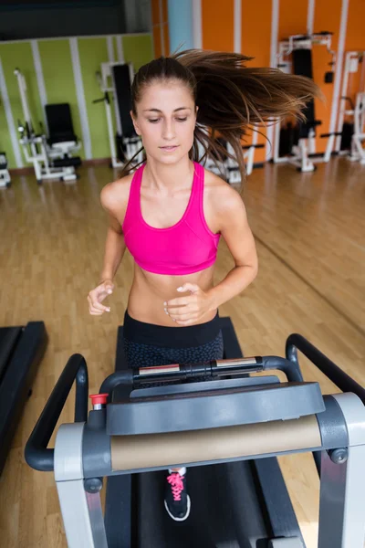 Kobieta ćwicząca na bieżni na siłowni — Zdjęcie stockowe