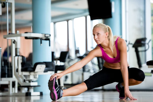 伸展和热身在健身房的女人 — 图库照片