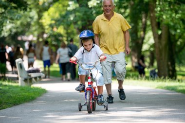 Büyükbaba ve çocuk parkta iyi eğlenceler.