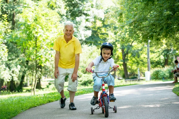 Büyükbaba ve çocuk parkta iyi eğlenceler.