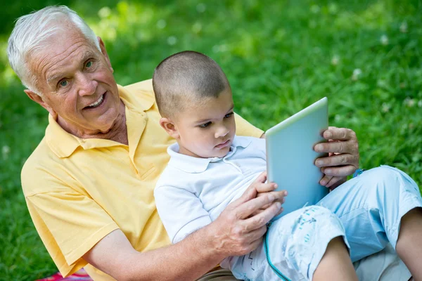 Großvater Und Kind Nutzen Tablet Computer Park — Stockfoto