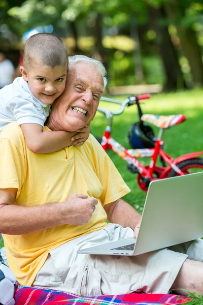 Grandfather and child using laptop computer — Stock Photo, Image