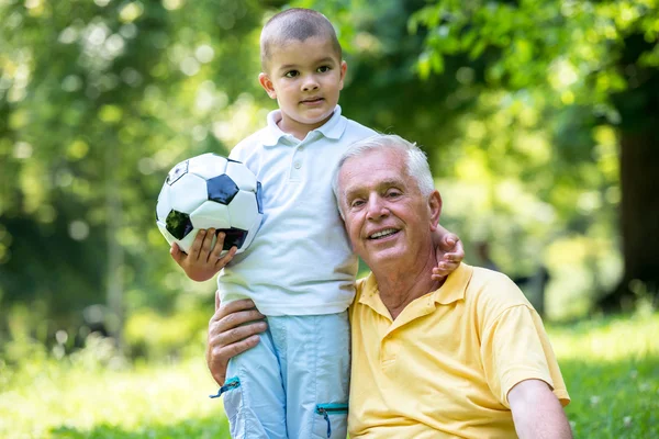 Dziadek i dziecko baw się dobrze w parku — Zdjęcie stockowe