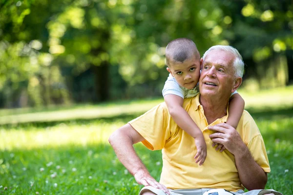 Dědeček a dítě se baví v parku — Stock fotografie