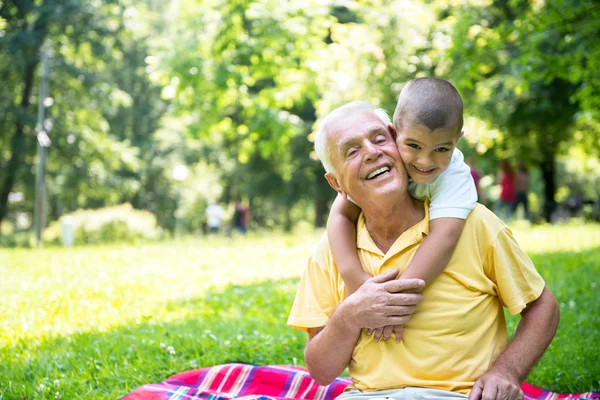 Großvater und Kind haben Spaß im Park — Stockfoto