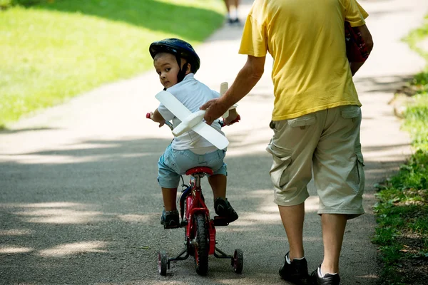 Grand-père et enfant s'amusent dans le parc — Photo