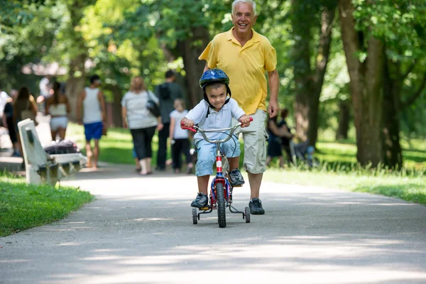 Nagyapa és gyermek érezd jól magad a parkban — Stock Fotó