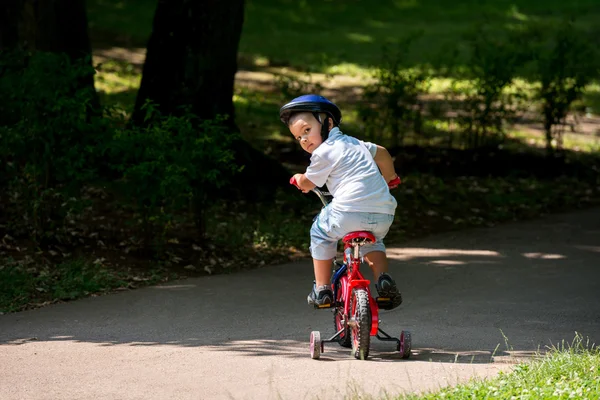 Bambino si diverte nel parco — Foto Stock