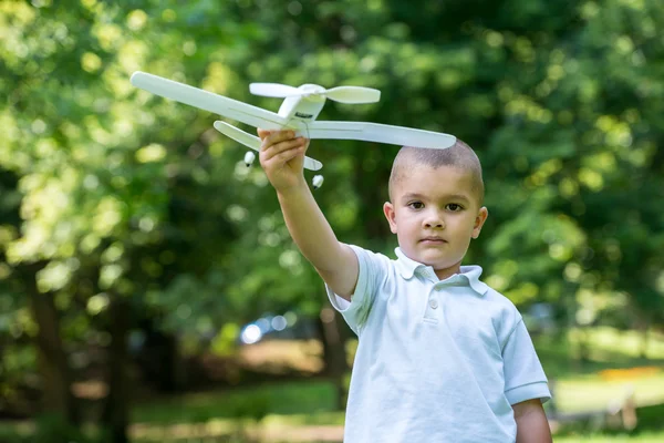 Bambino si diverte nel parco — Foto Stock