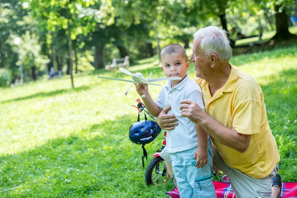 Grandfather and child have fun in park — Stock Photo, Image