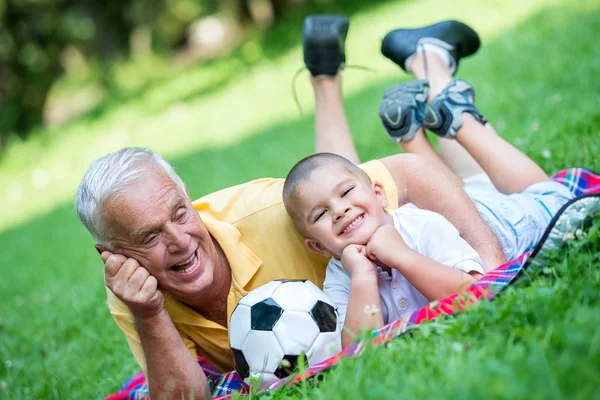 할아버지와 아이는 공원에서 즐겁게 놀고 있다 — 스톡 사진