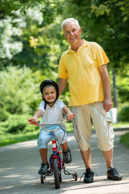 Büyükbaba ve çocuk parkta iyi eğlenceler.