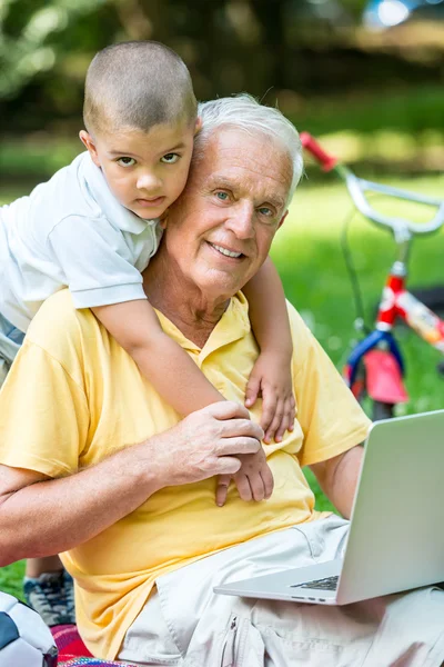 祖父和儿童使用的膝上型计算机 — 图库照片