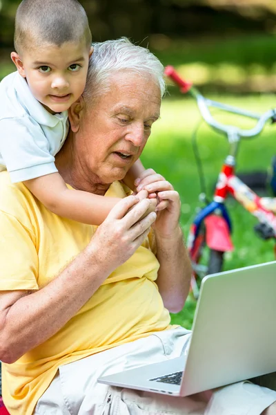 Großvater und Kind mit Laptop — Stockfoto