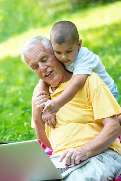 Grandfather and child using laptop computer — Stock Photo, Image