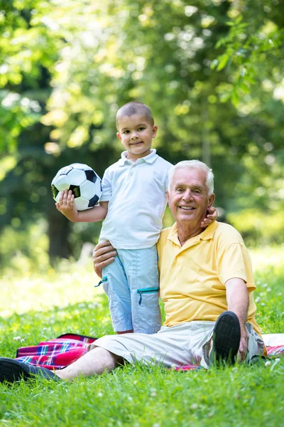 Nonno e bambino si divertono nel parco — Foto Stock