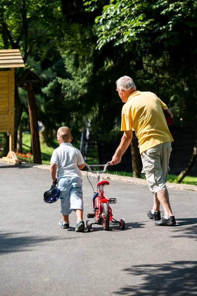 Grandfather and child have fun in park — Stock Photo, Image