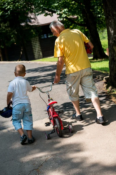 Grand-père et enfant s'amusent dans le parc — Photo