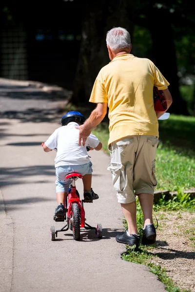 Grandfather and child have fun in park — Stock Photo, Image