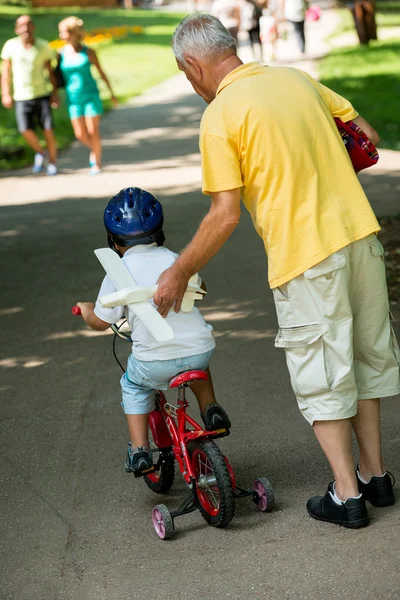 Grand-père et enfant s'amusent dans le parc — Photo