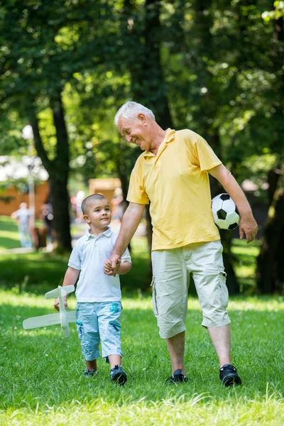 Grootvader en kind veel plezier in het park — Stockfoto