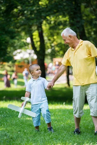 Morfar och barn ha kul i parken — Stockfoto