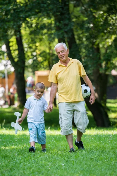 Morfar och barn ha kul i parken — Stockfoto