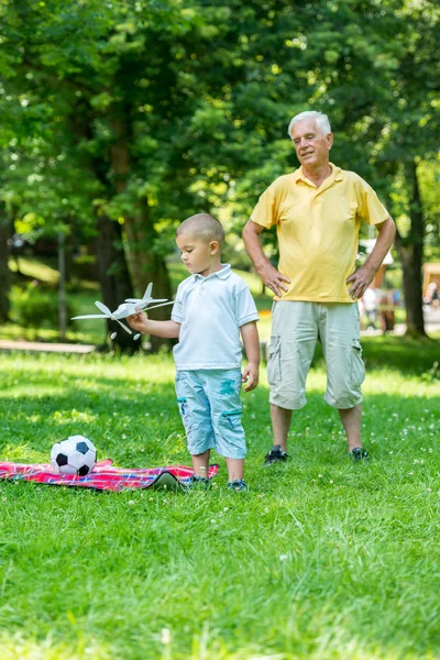 Grand-père et enfant s'amusent dans le parc — Photo