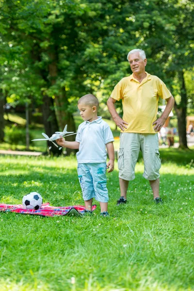 Morfar och barn ha kul i parken — Stockfoto