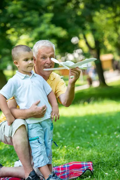 快乐的祖父和孩子们 在美丽的阳光灿烂的日子里 在公园里玩吧 — 图库照片