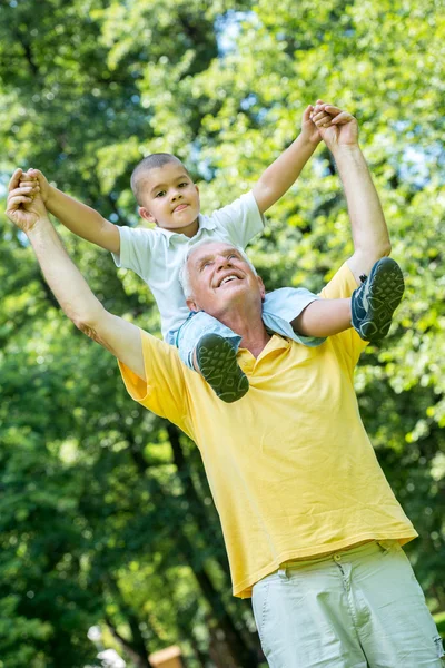 Grand-père et enfant s'amusent dans le parc — Photo