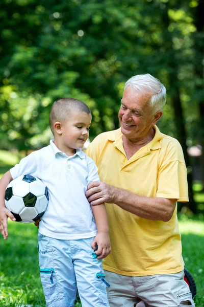 Дедушка и ребенок веселятся в парке — стоковое фото