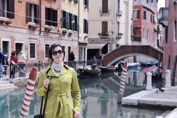 Vrouw in Venetië Italië — Stockfoto