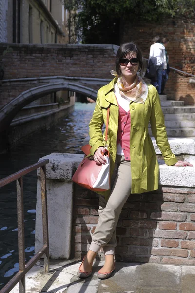 Frau in Venedig Italien — Stockfoto