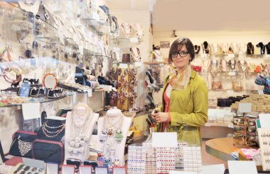 Venedik dükkanındaki güzel kadın