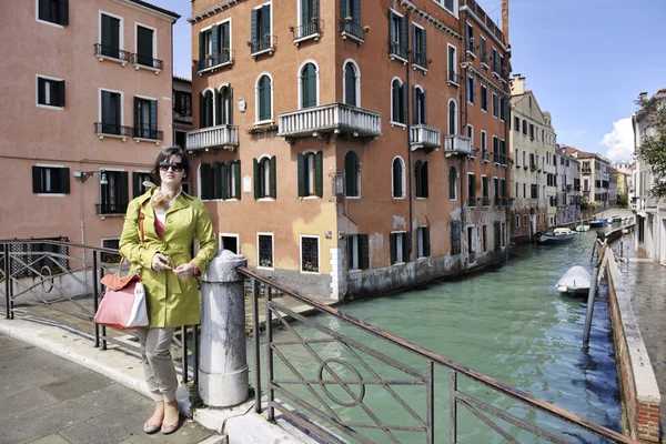 Mooie vrouw in Venetië — Stockfoto