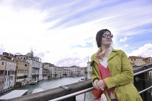 Vacker kvinna i Venedig — Stockfoto