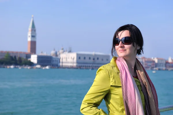 Красивая женщина в Венеции — стоковое фото