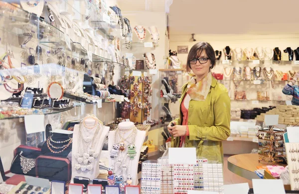 Mooie vrouw in Venetië in winkel — Stockfoto