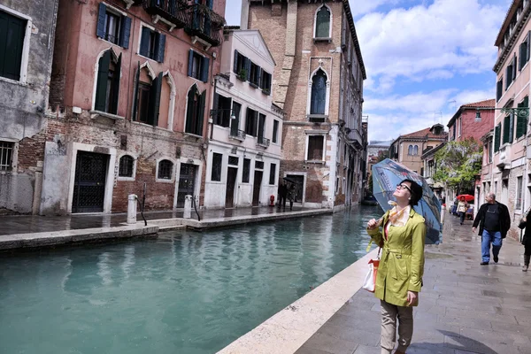 Mooie vrouw in Venetië — Stockfoto