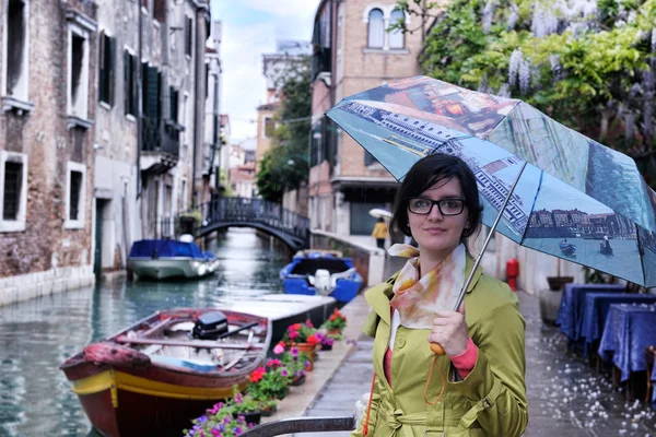 Красива жінка у Венеції — стокове фото