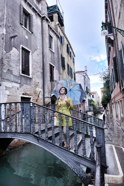 Mooie vrouw in Venetië — Stockfoto