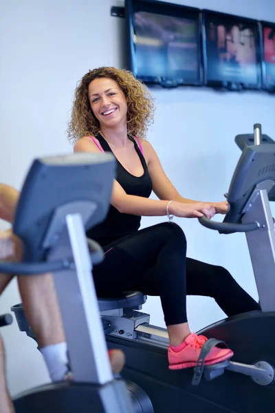 Frau trainiert auf Laufband im Fitnessstudio — Stockfoto