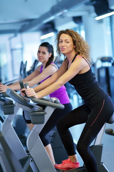 Dos mujeres en bicicletas estáticas — Foto de Stock