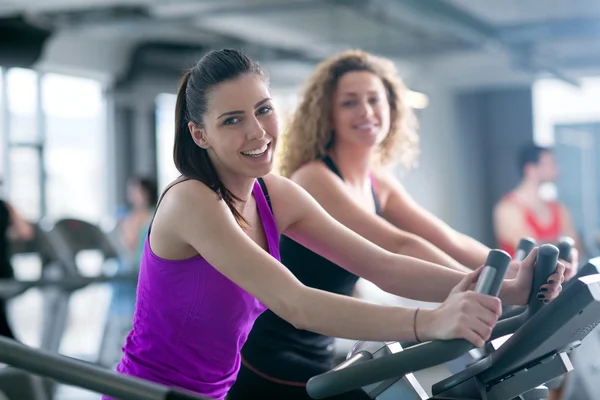 Dos mujeres en bicicletas estáticas —  Fotos de Stock