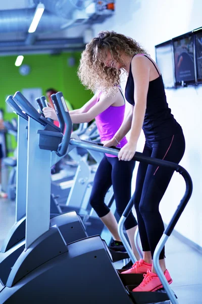 Mujeres corriendo en cintas de correr — Foto de Stock