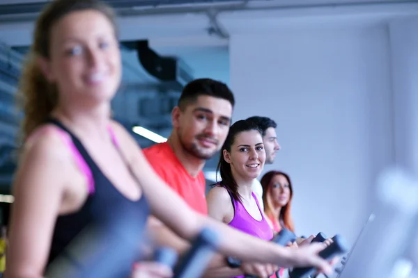 Grupo de personas que corren en cintas de correr —  Fotos de Stock